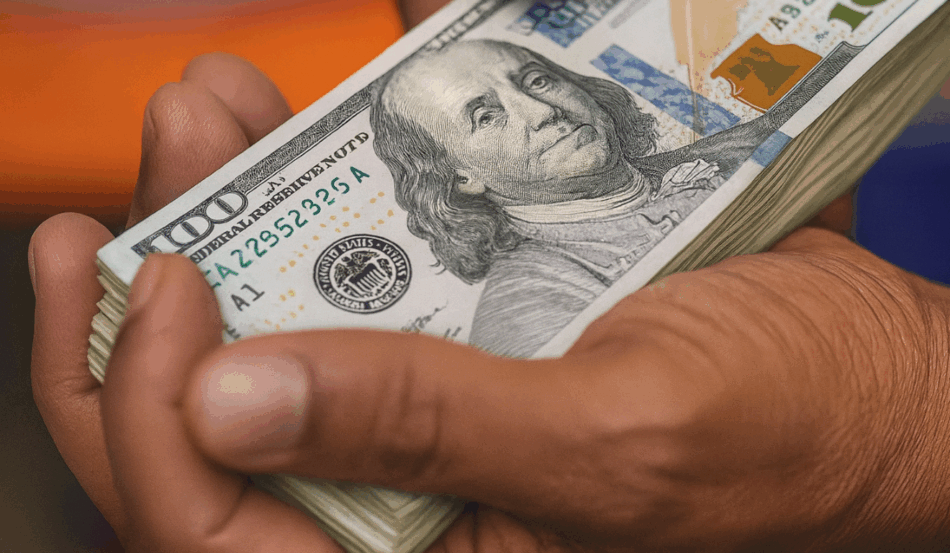 Dólar em alta a R$ 5,50 com tensões fiscais e cenário internacional. Dólar em alta a R$ 5,50 com tensões fiscais e cenário internacional.