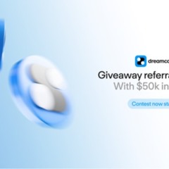 Imagem promocional da Dreamcash anunciando o concurso de indicações com US$ 50 mil em prêmios, exibindo elementos azuis flutuantes e o logotipo da marca.