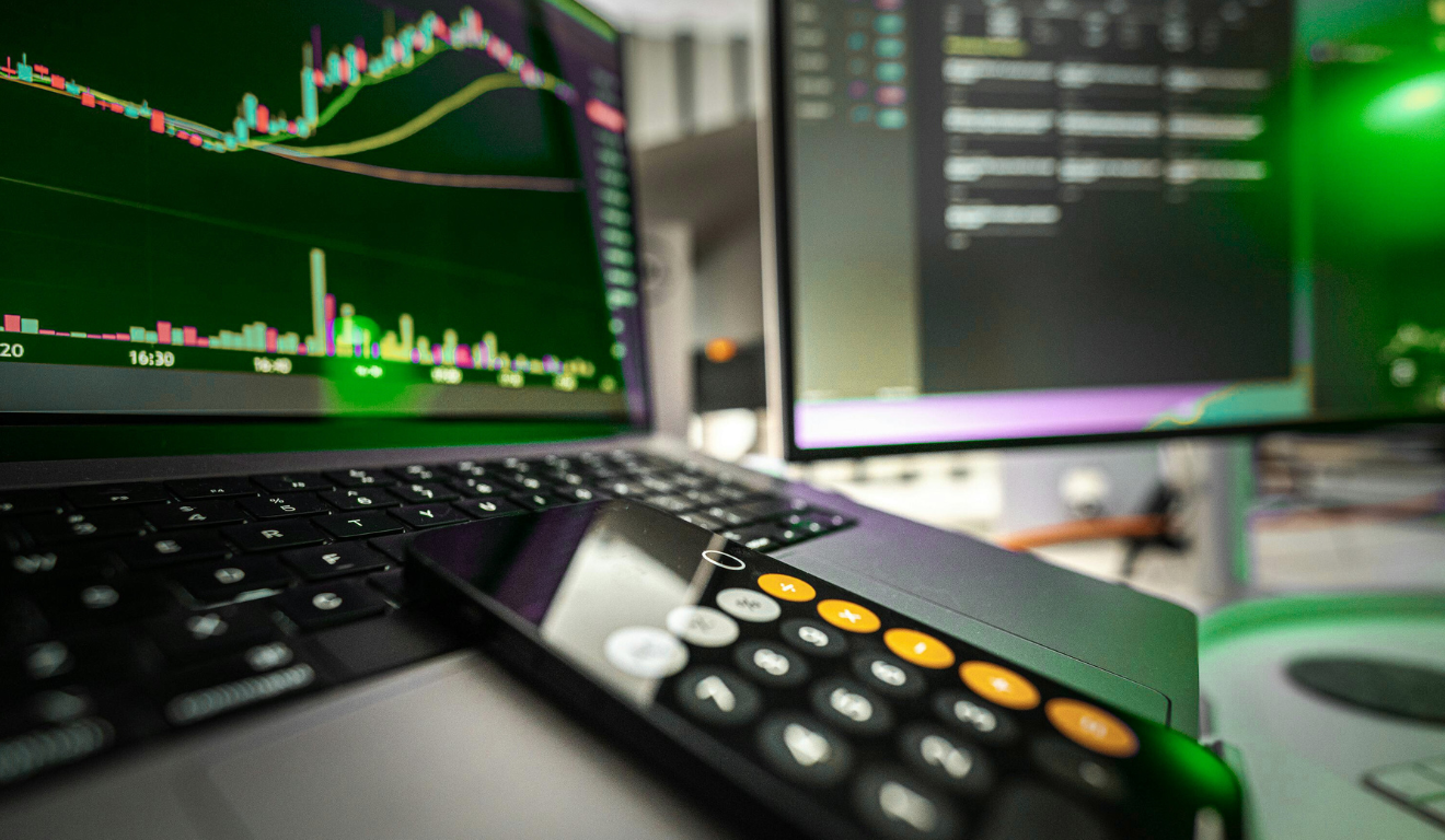 gráfico de bolsas, dólar e juros no computador – mercado financeiro
