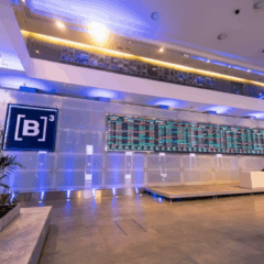 Painel da B3 mostrando queda do Ibovespa com incerteza fiscal no Brasil.