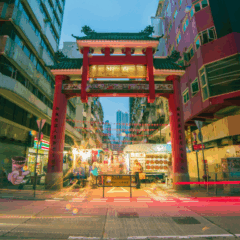portal tradicional em Hong Kong representando o mercado chinês e investimentos globais.