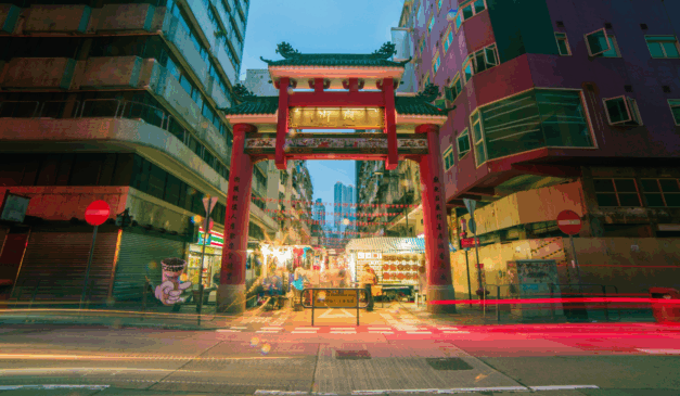 portal tradicional em Hong Kong representando o mercado chinês e investimentos globais.