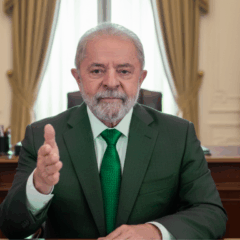 Presidente sentado em gabinete oficial durante pronunciamento sobre polêmica com frase sobre traficantes