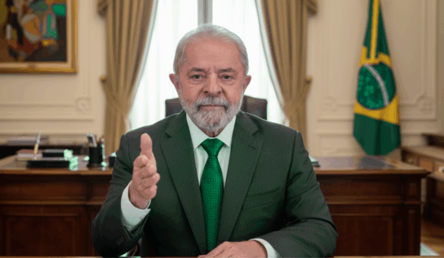 Presidente sentado em gabinete oficial durante pronunciamento sobre polêmica com frase sobre traficantes