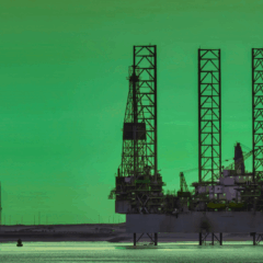 bomba de extração de petróleo ao pôr do sol com céu alaranjado e nuvens