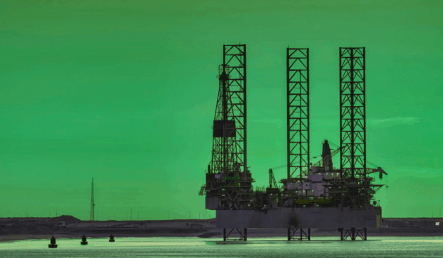 bomba de extração de petróleo ao pôr do sol com céu alaranjado e nuvens