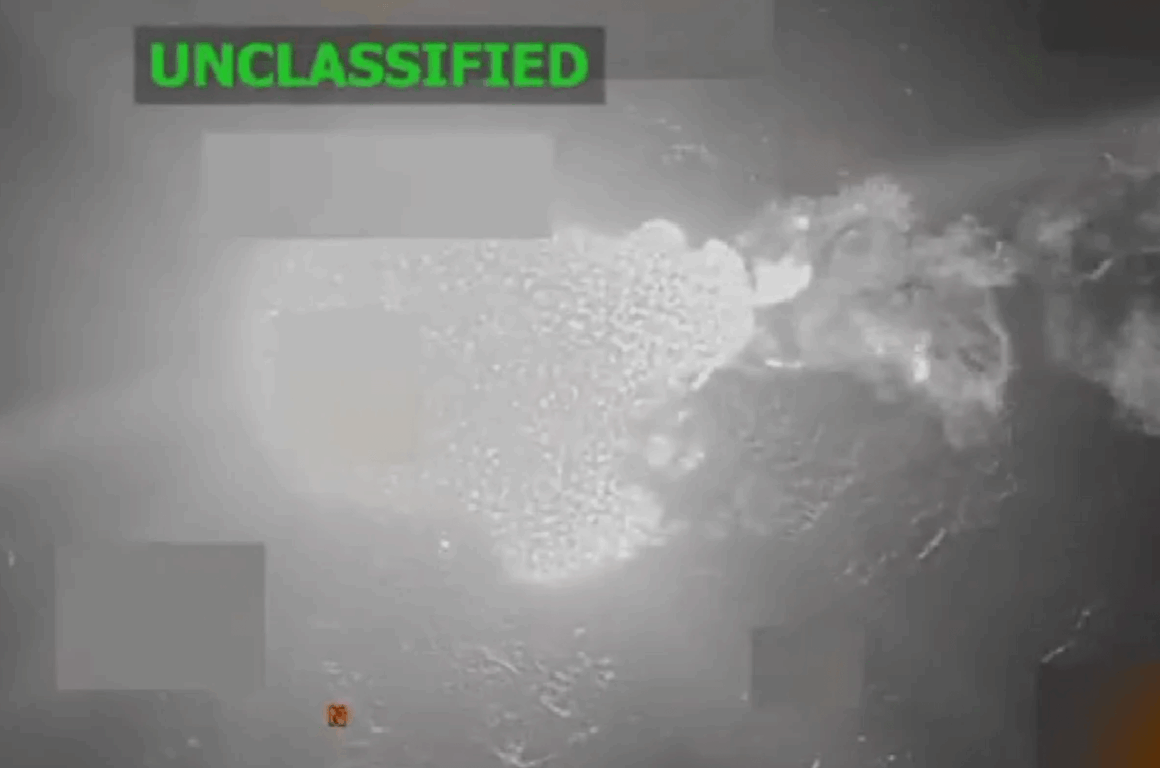 Imagem térmica mostra ataque dos EUA a embarcação no Caribe.