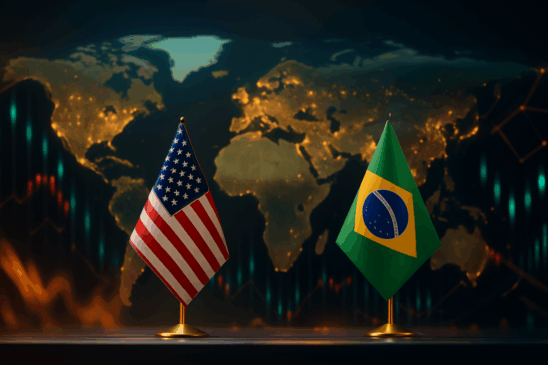 Bandeiras do Brasil e dos EUA sobre base dourada com mapa-múndi ao fundo, representando comércio exterior e economia internacional.