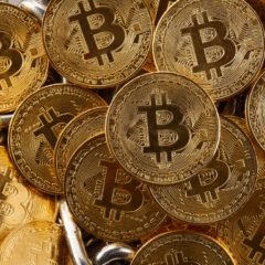 várias moedas de bitcoin em destaque simbolizando a queda para US$ 89 mil.