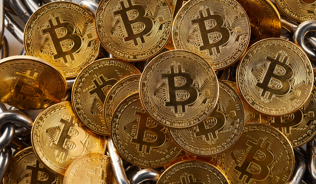 várias moedas de bitcoin em destaque simbolizando a queda para US$ 89 mil.