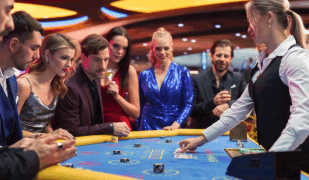 Mesa de Baccarat com jogadores e uma dealer distribuindo cartas em um cassino, representando a experiência real do jogo