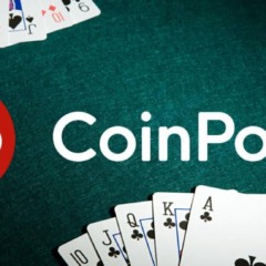 Logo da CoinPoker com cartas de poker, representando o banimento por RTA na plataforma.