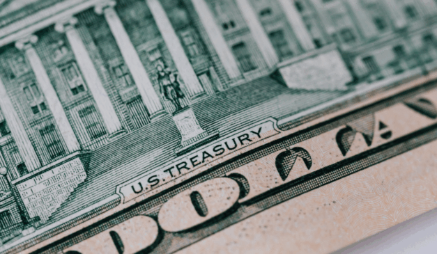 Detalhe de nota de dólar mostrando o U.S. Treasury, referência ao câmbio.