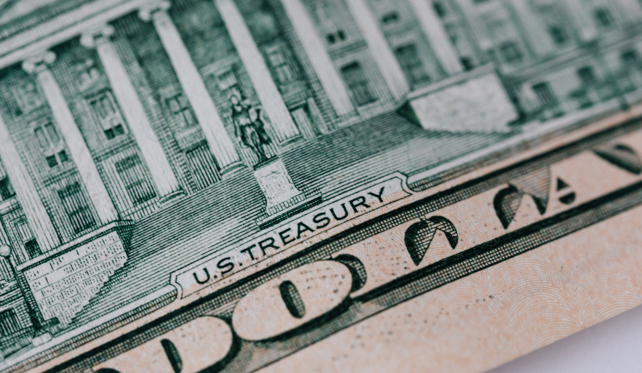 Detalhe de nota de dólar mostrando o U.S. Treasury, referência ao câmbio.
