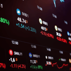 Painel de cotações na B3 em dia de recorde do Ibovespa, que superou 158 mil pontos.