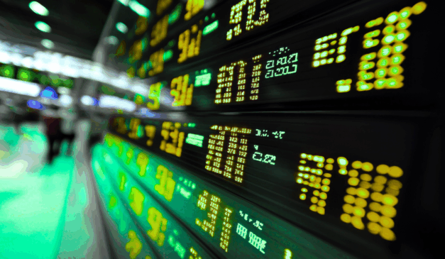 Painel eletrônico mostra números do Ibovespa em alta recorde no mercado financeiro brasileiro.