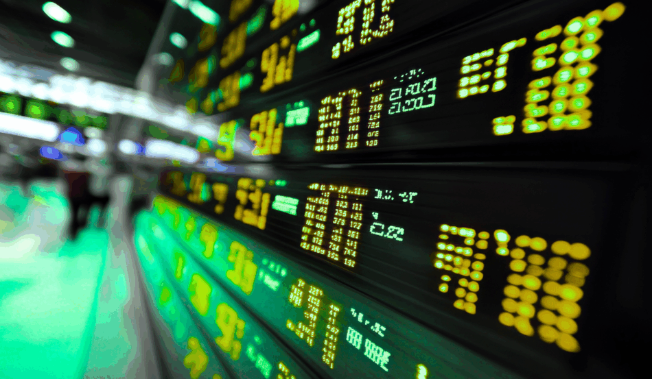 Painel eletrônico mostra números do Ibovespa em alta recorde no mercado financeiro brasileiro.