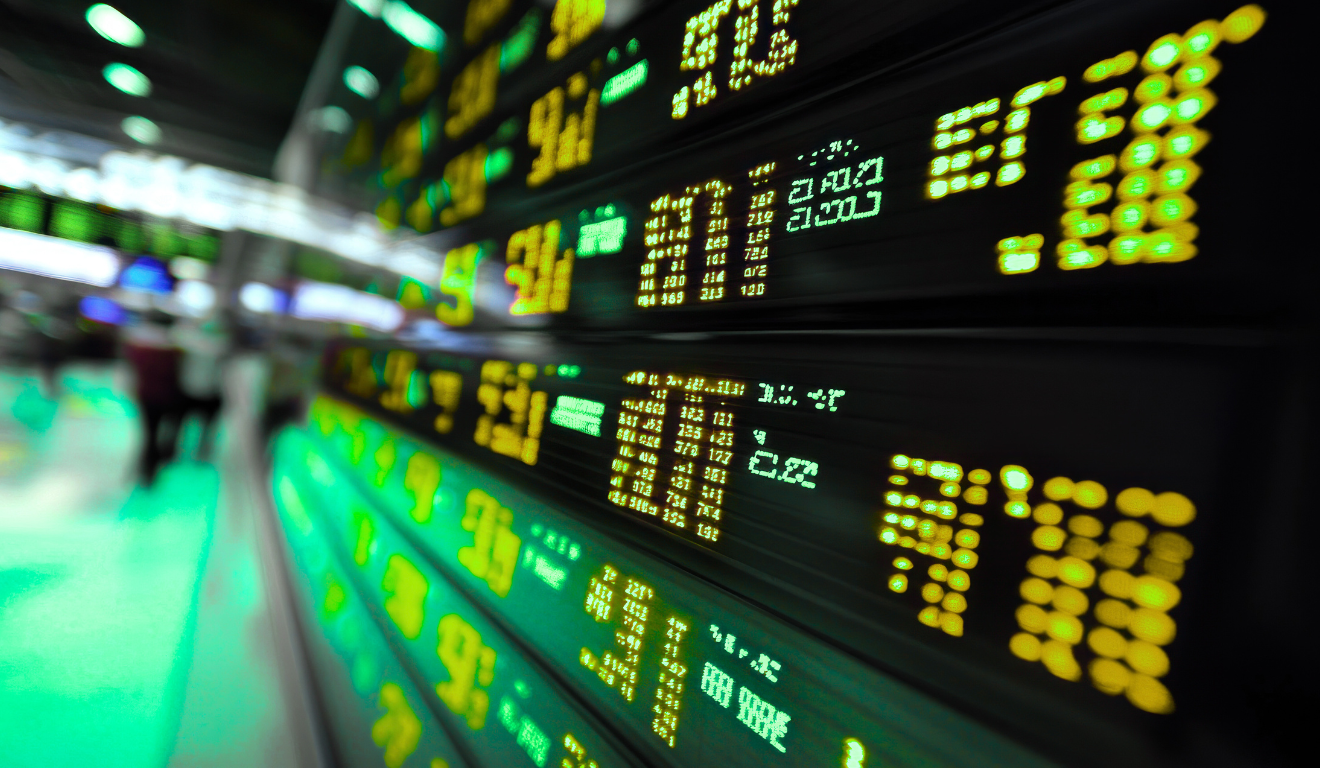 Painel eletrônico mostra números do Ibovespa em alta recorde no mercado financeiro brasileiro.