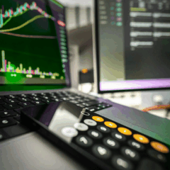 gráficos de mercado em queda no computador, representando a terceira queda do Ibovespa.