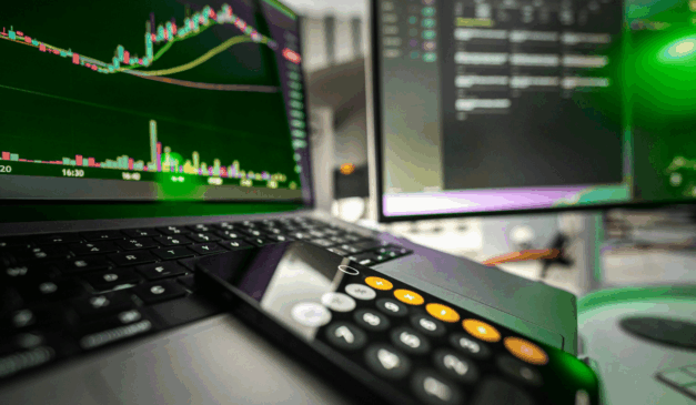 gráficos de mercado em queda no computador, representando a terceira queda do Ibovespa.