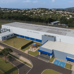 Imagem aérea das instalações industriais da Biomm, empresa biofarmacêutica brasileira