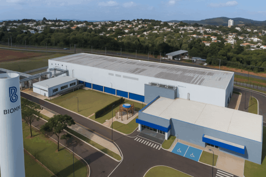 Imagem aérea das instalações industriais da Biomm, empresa biofarmacêutica brasileira