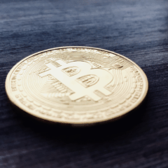 Bitcoin sendo negociado a US$ 88.200 em cen&aacute;rio de volatilidade no mercado cripto.