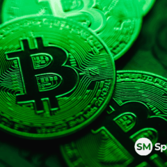 Moedas de Bitcoin verdes sobrepostas, simbolizando a disparada de 7,3% e o retorno do BTC aos US$ 93 mil.