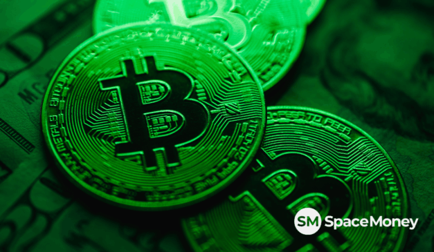 Moedas de Bitcoin verdes sobrepostas, simbolizando a disparada de 7,3% e o retorno do BTC aos US$ 93 mil.