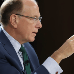 Executivo em evento financeiro associado ao debate sobre previs&otilde;es do bitcoin em 2025.