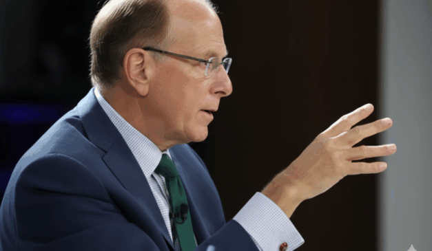 Executivo em evento financeiro associado ao debate sobre previsões do bitcoin em 2025.