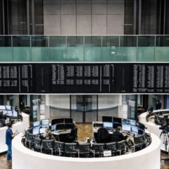 Sal&atilde;o de negocia&ccedil;&otilde;es de bolsa europeia com operadores diante de telas e pain&eacute;is eletr&ocirc;nicos durante sess&atilde;o de queda do mercado