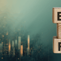 Blocos de madeira com a sigla ETF diante de gráfico abstrato, simbolizando tipos de ETFs para diversificar a carteira.