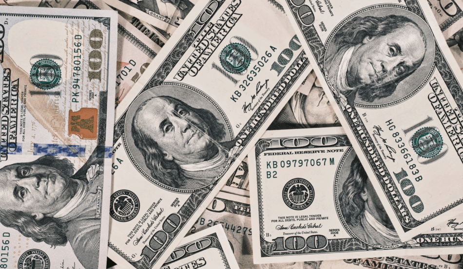 Notas de dólar simbolizando a alta demanda pela moeda americana em dezembro.