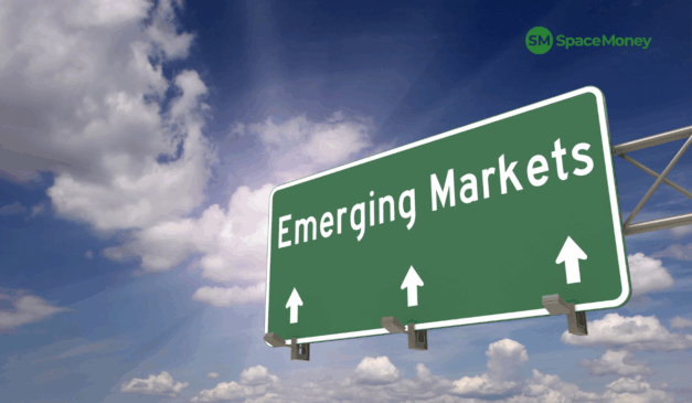 Placa verde com a inscrição “Emerging Markets” apontando para cima, simbolizando crescimento e oportunidades de investimento em mercados emergentes