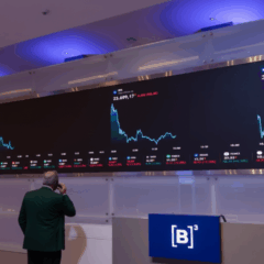 Painel da B3 mostra a valoriza&ccedil;&atilde;o do Ibovespa no fechamento de 2025.