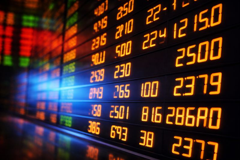 Ibovespa recua com pesquisa eleitoral, ata do Copom e pressão do exterior