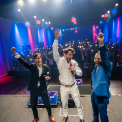 Sócios da Full Sales System no palco comemorando com o público durante a Imersão Full Sales, evento de três dias focado em performance comercial