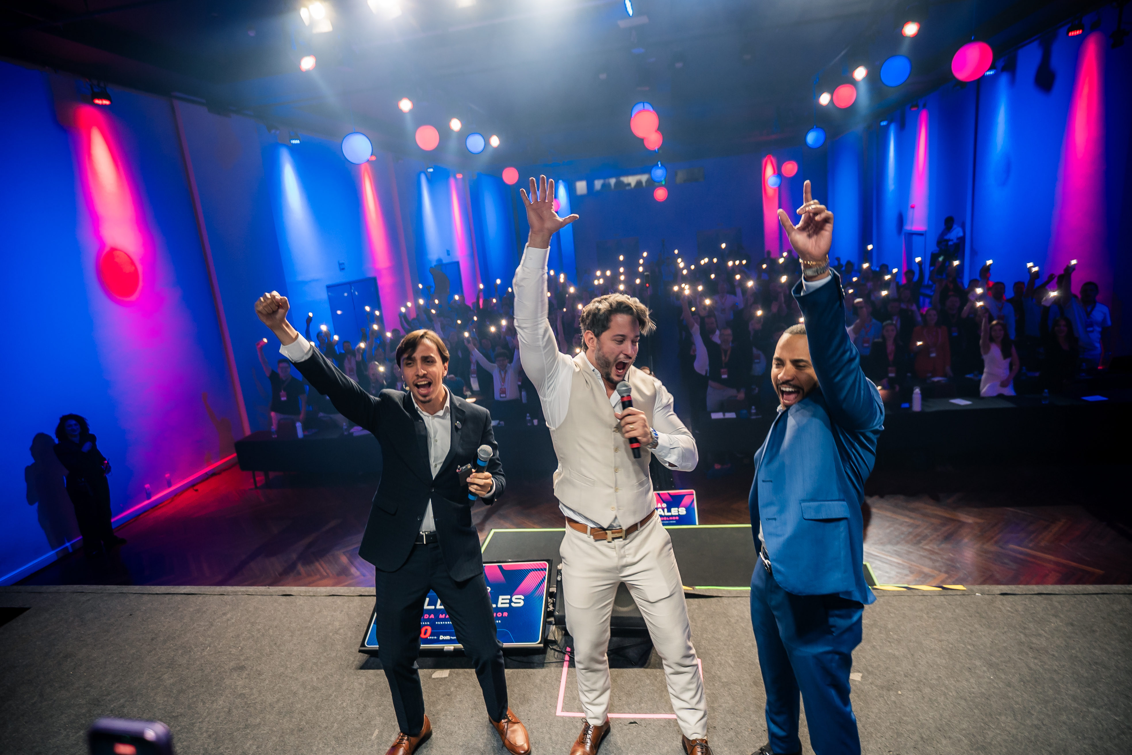 Sócios da Full Sales System no palco comemorando com o público durante a Imersão Full Sales, evento de três dias focado em performance comercial