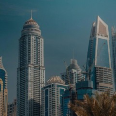 Skyline de Dubai com prédios modernos e construções em desenvolvimento, simbolizando oportunidades de investimento imobiliário