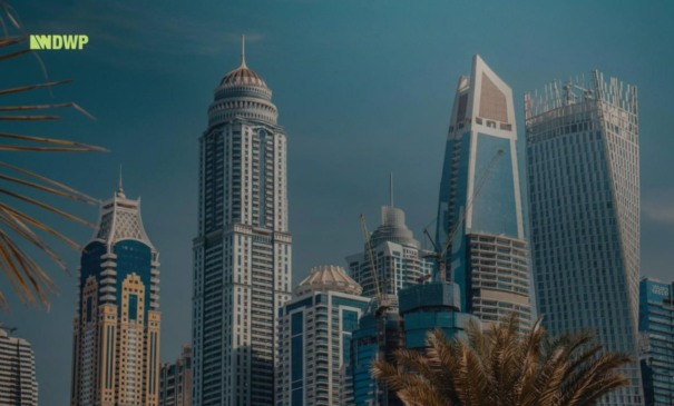 Skyline de Dubai com prédios modernos e construções em desenvolvimento, simbolizando oportunidades de investimento imobiliário