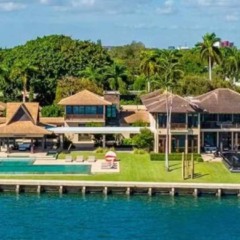 Vista aérea da mansão de Daniel Vorcaro em Miami, com piscina e frente para a baía.