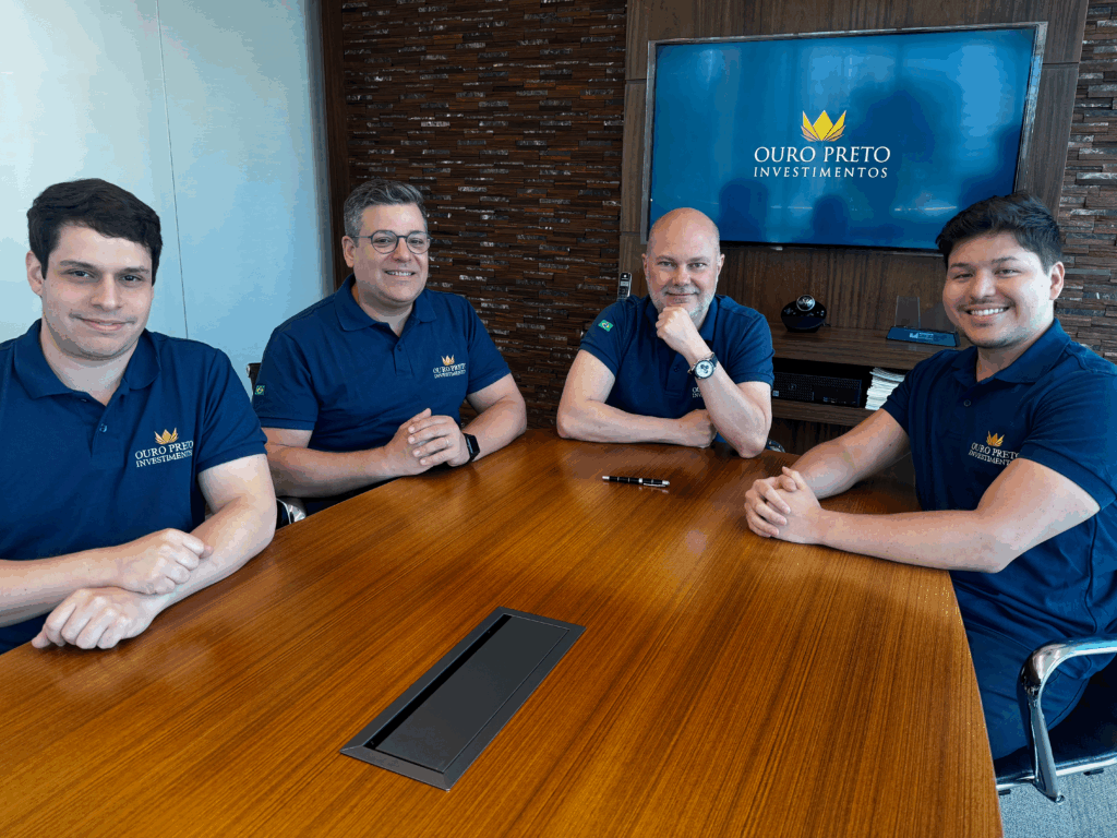 Equipe da Ouro Preto Investimentos reunida apresentando o novo fundo multimercado baseado em ETFs.