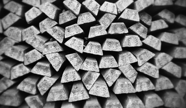 Barras de prata empilhadas após rali histórico do metal no mercado global.