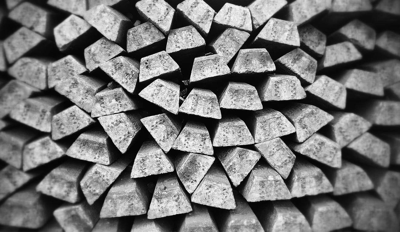 Barras de prata empilhadas após rali histórico do metal no mercado global. Barras de prata empilhadas após rali histórico do metal no mercado global.