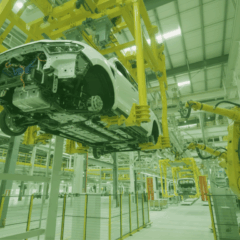 Linha de montagem de automóveis representando o ritmo lento da produção industrial brasileira.