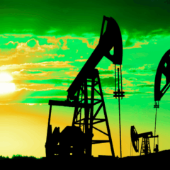 Bombas de petróleo operando ao pôr do sol, com céu verde e amarelo ao fundo