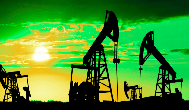 Bombas de petróleo operando ao pôr do sol, com céu verde e amarelo ao fundo