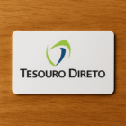 Carteira com documento sobre Tesouro Direto representando queda nas taxas do IPCA+ 2040