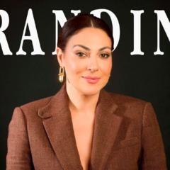 Retrato de Francini Covelli, executiva de branding, em fundo escuro com a palavra &ldquo;Branding&rdquo; ao fundo, vestindo blazer marrom e olhando para a c&acirc;mera